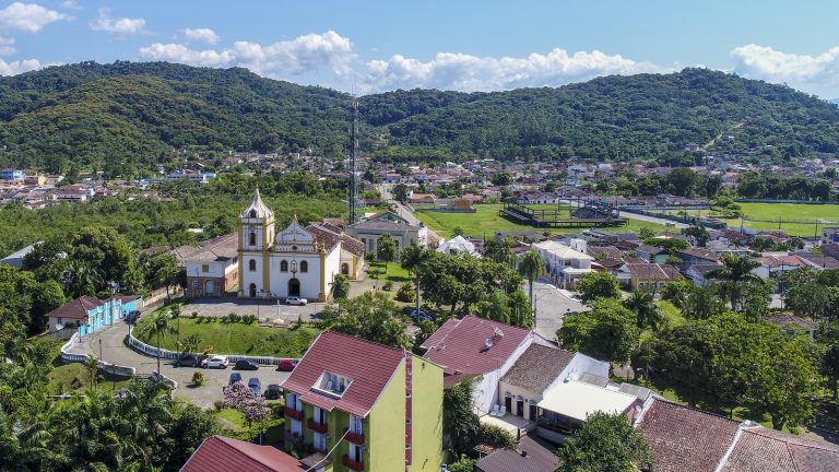 Publicidade institucional para prevenção de emergências sanitárias, durante período eleitoral, não caracteriza gastos vedados pela Lei desde que reconhecido pela Justiça Eleitoral